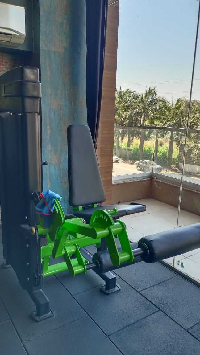 Weightlifting and strength training equipment at Intra Fitness Club Ravet