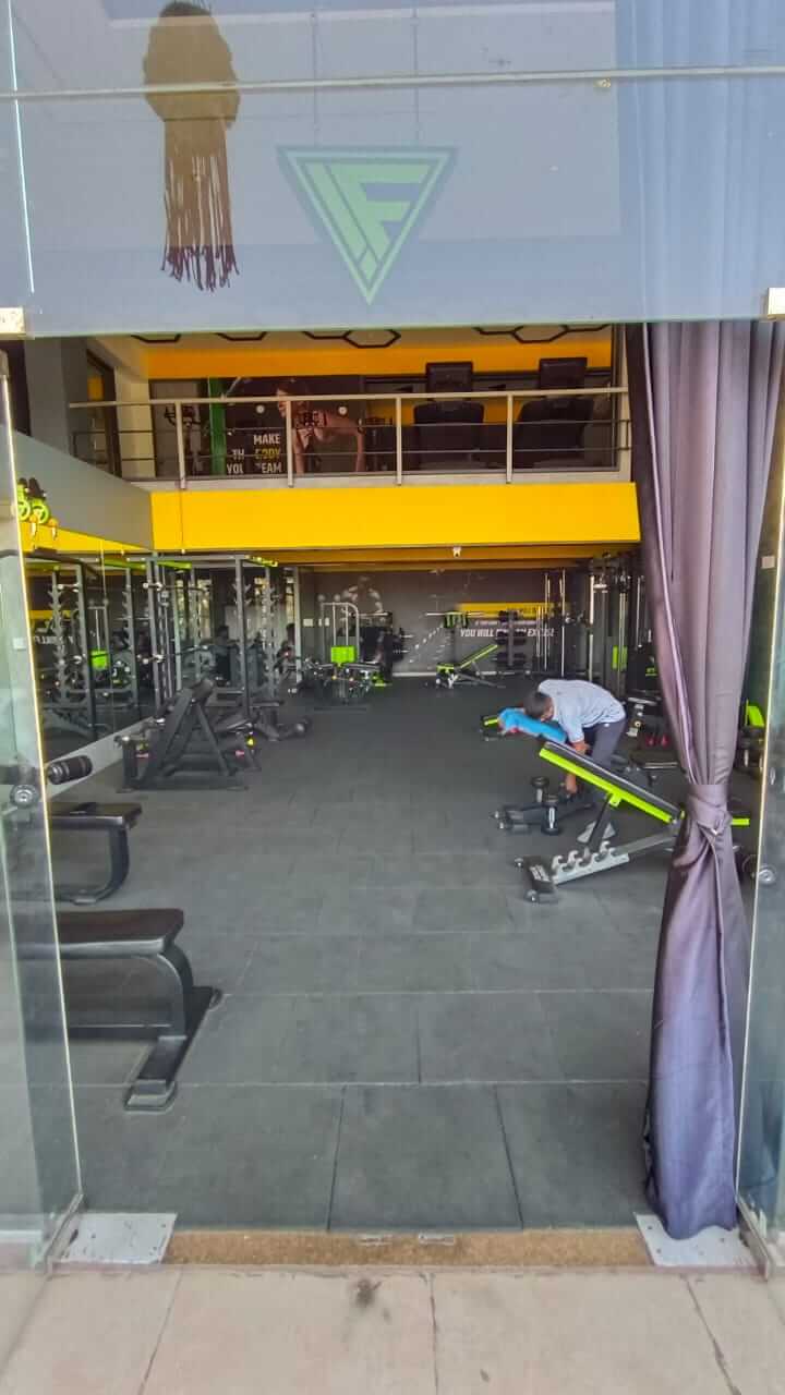 Personal training session with coach at Intra Fitness Club Ravet