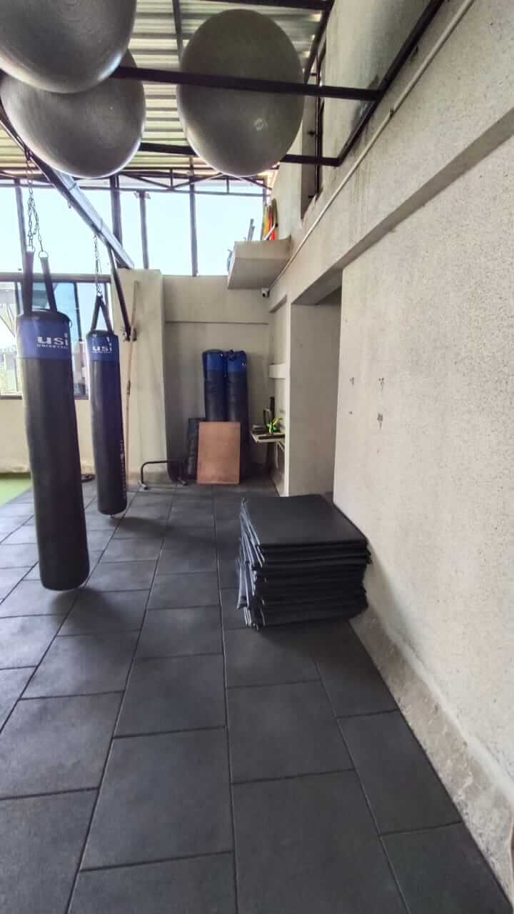 Spacious gym floor at Intra Fitness Club Ravet with equipment